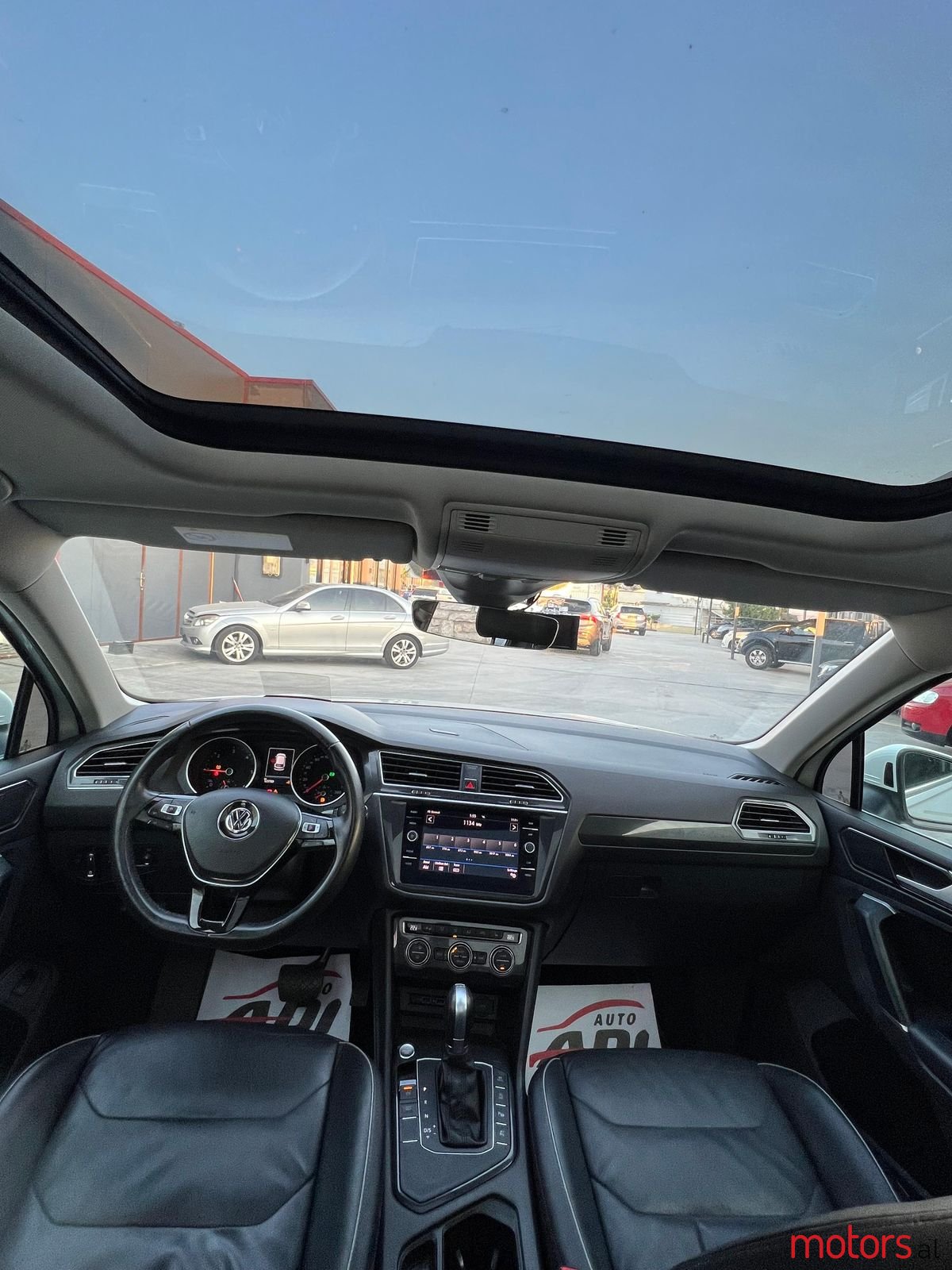 2018' Volkswagen Tiguan photo #2