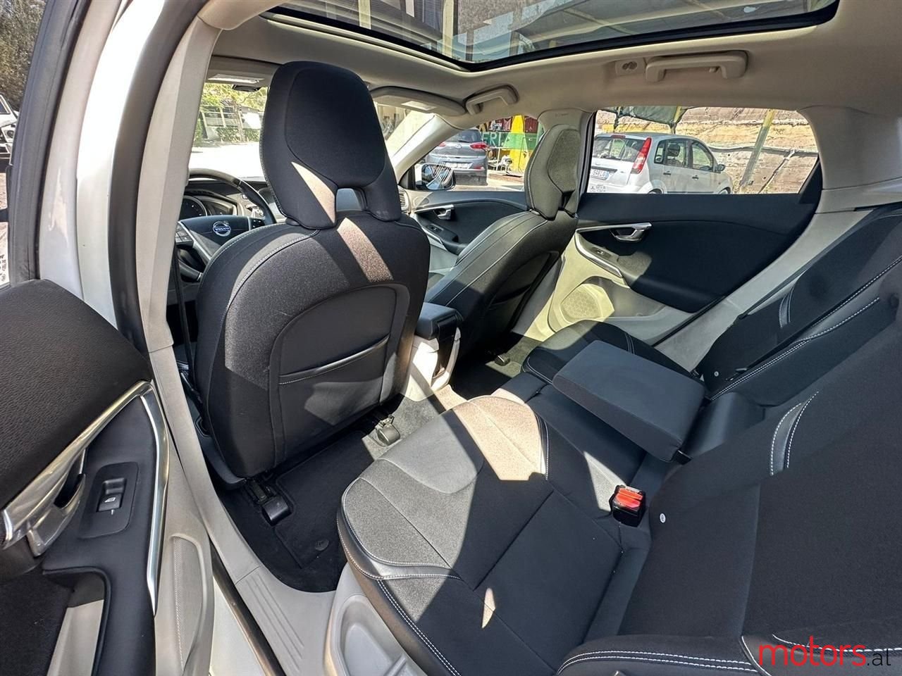 2015' Volvo V40 photo #4