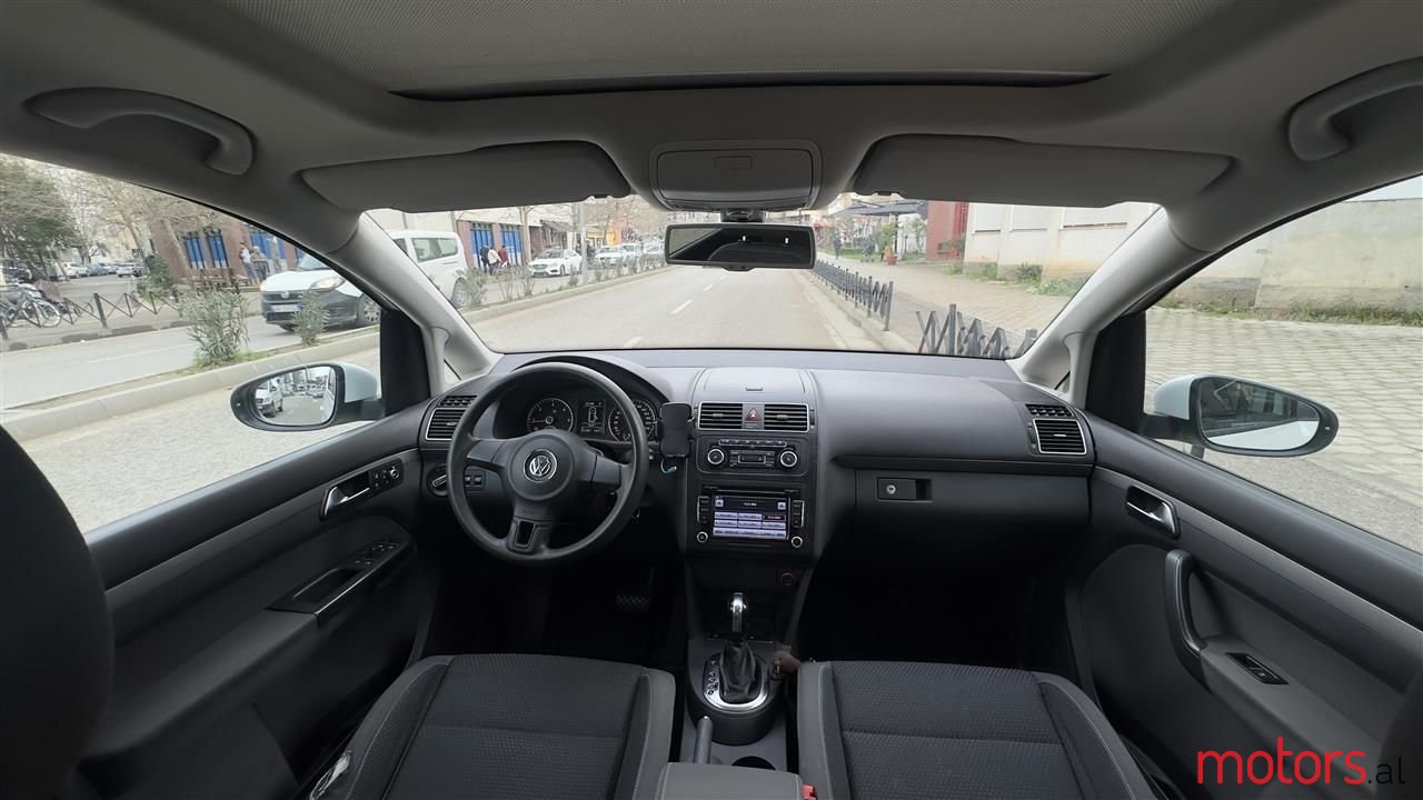 2011' Volkswagen Touran photo #2