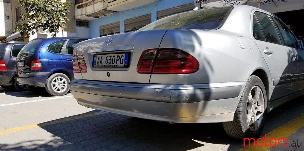 2001' Mercedes-Benz E 220 photo #2