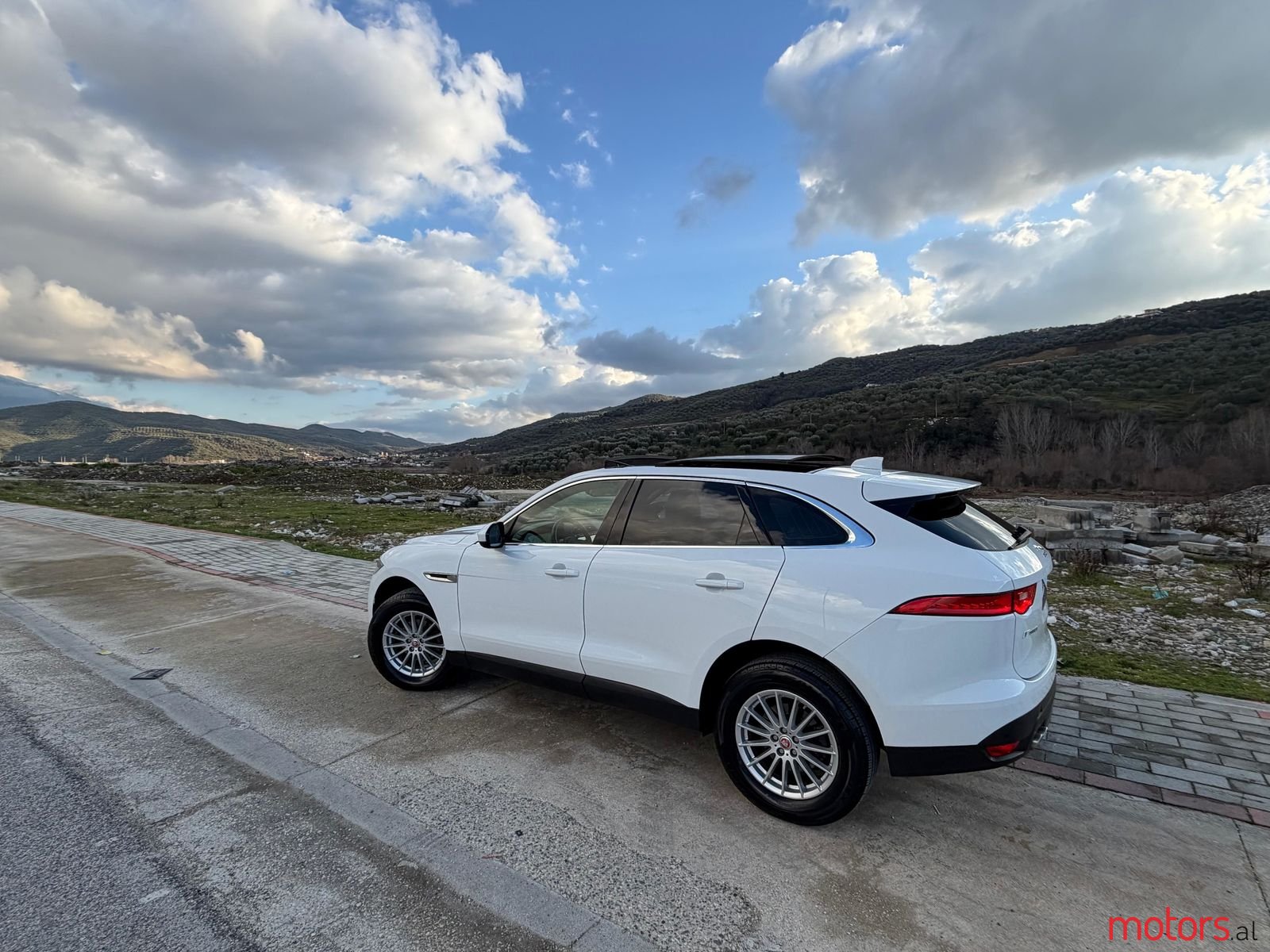 2017' Jaguar F-Pace photo #2