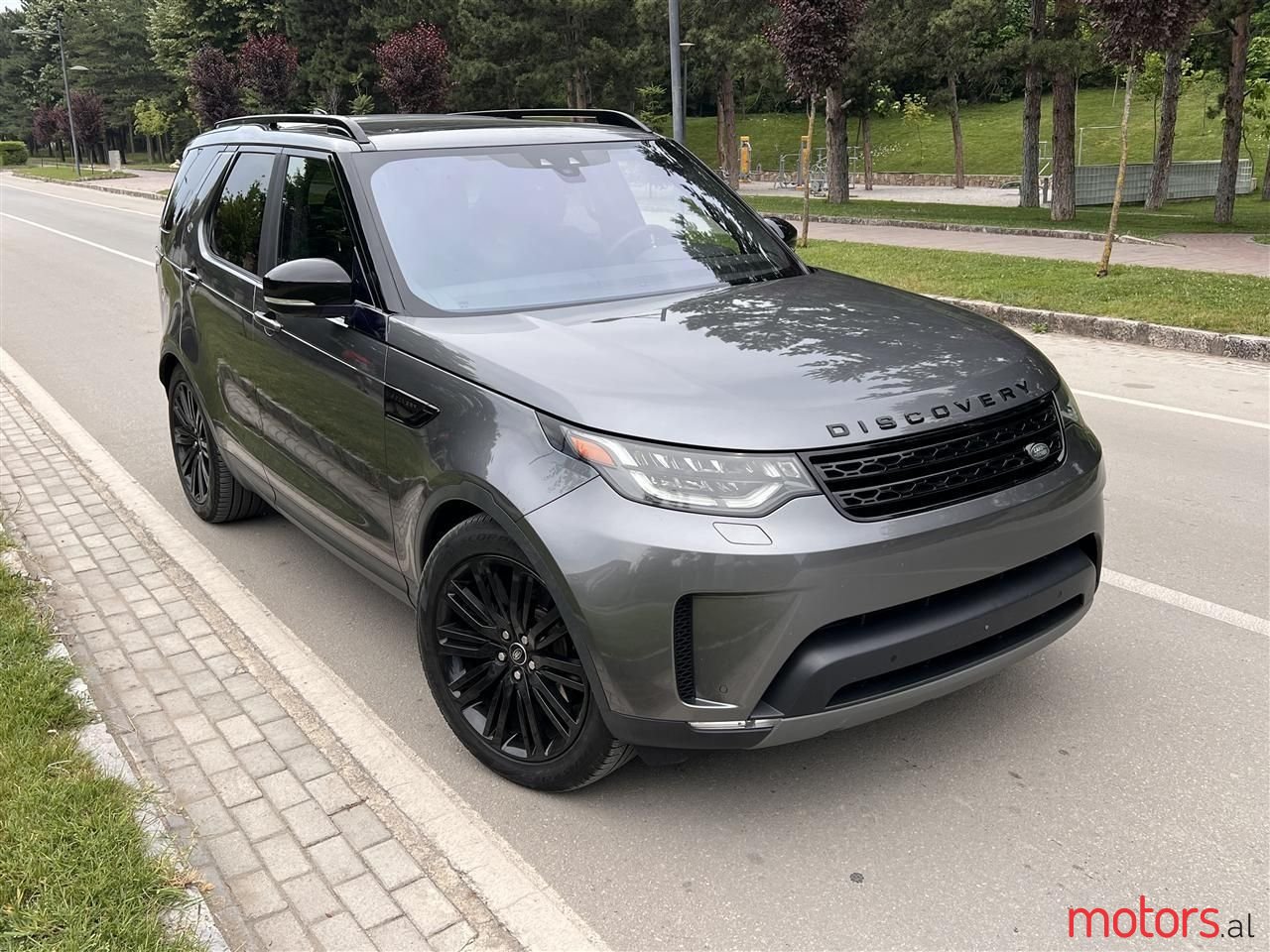 2017' Land Rover Discovery photo #1