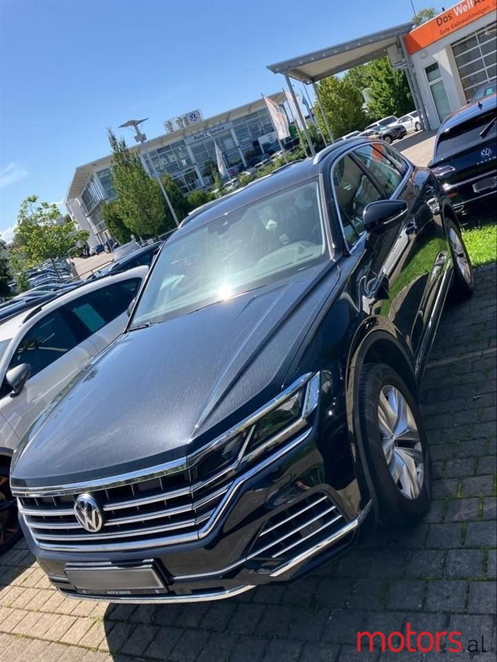 2019' Volkswagen Touareg photo #6