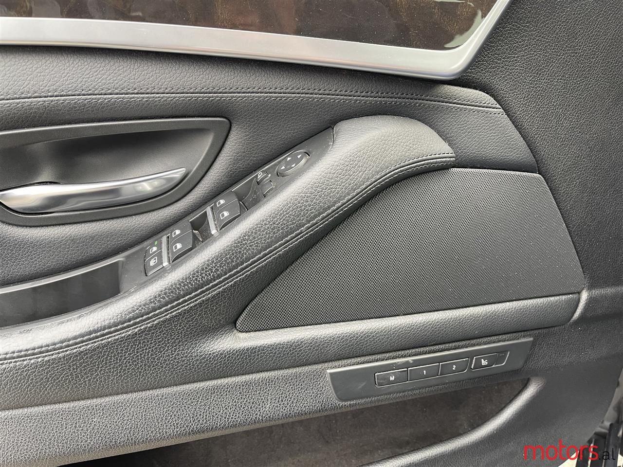 2011' BMW 550 photo #2