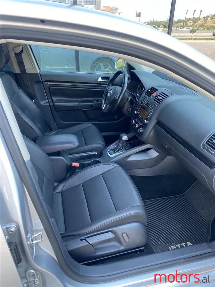 2010' Volkswagen Jetta photo #4