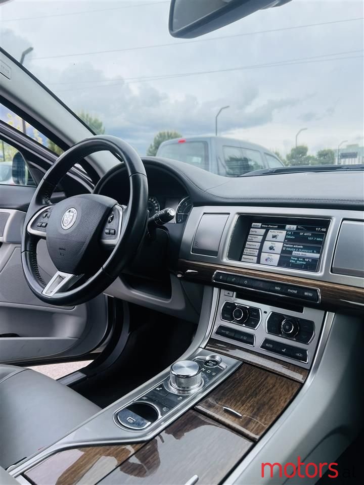2012' Jaguar XF photo #5