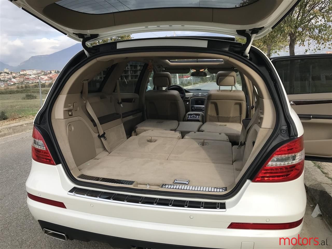 2011' Mercedes-Benz R 350 photo #6