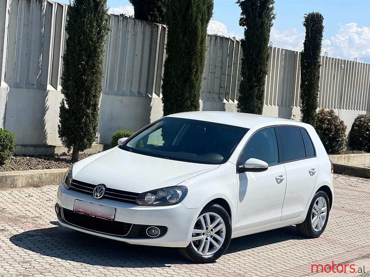 2011' Volkswagen Golf photo #1