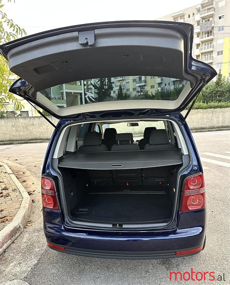 2007' Volkswagen Touran photo #4