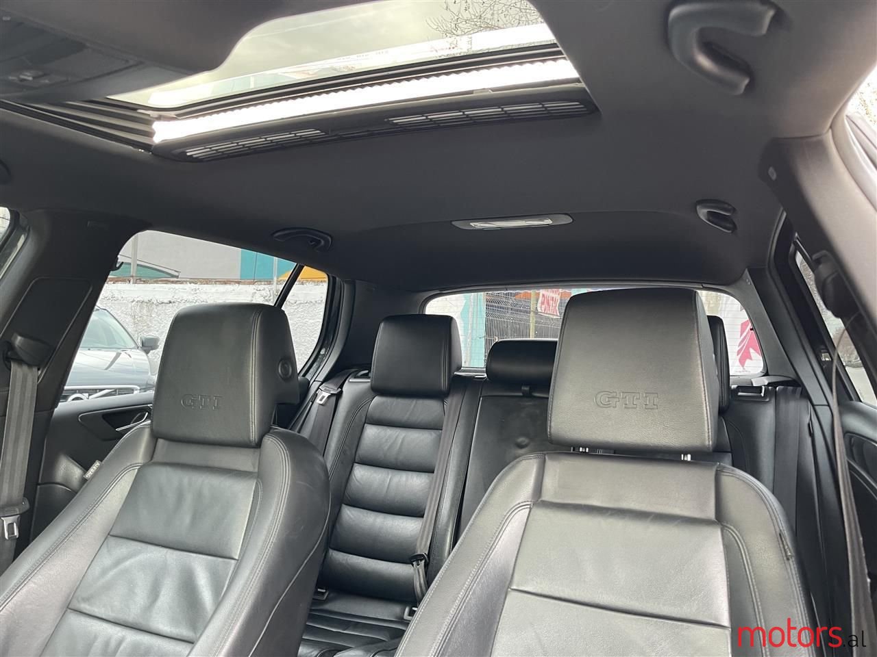 2011' Volkswagen Golf photo #2