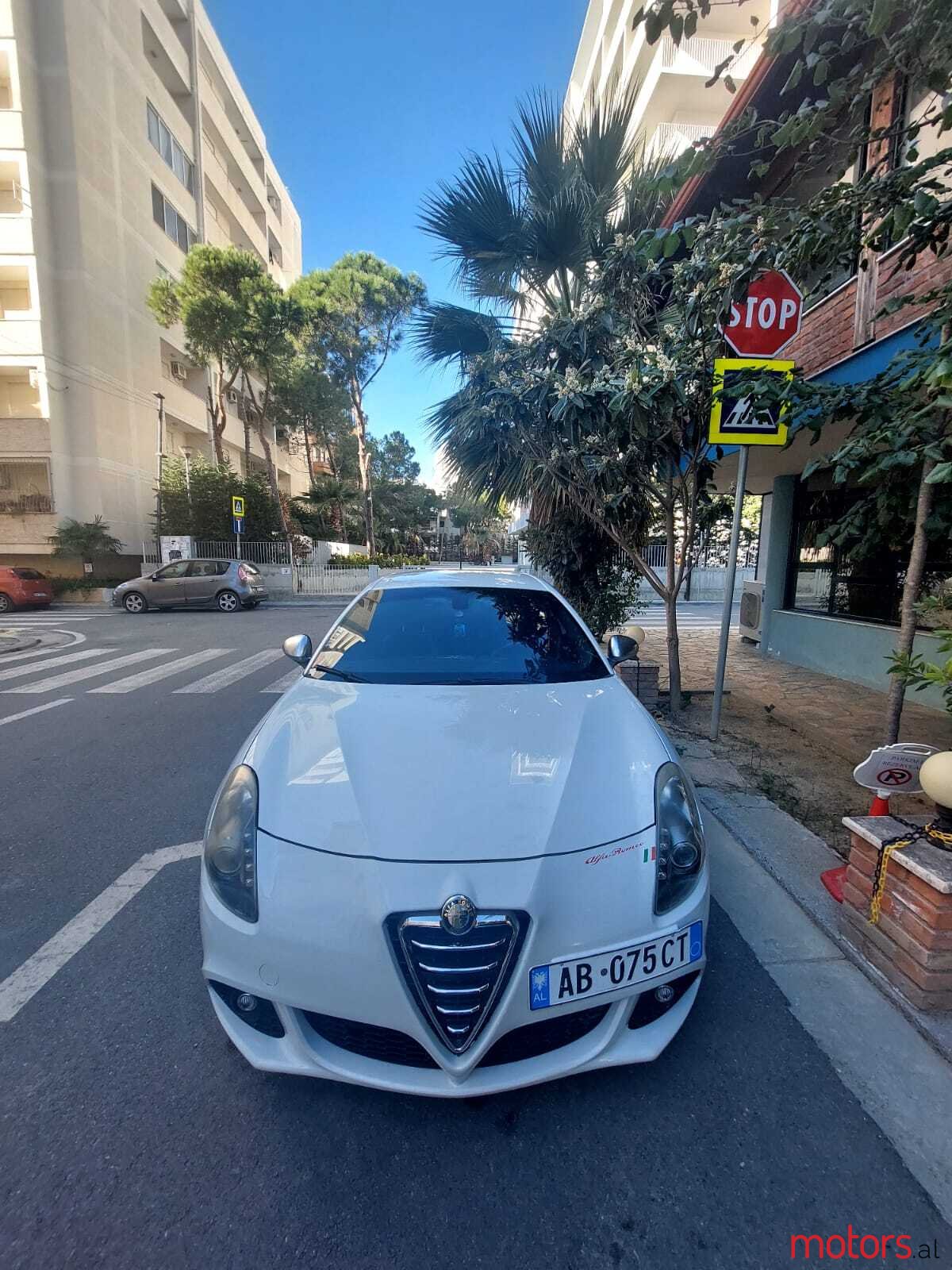 2011' Alfa Romeo Giulietta photo #1