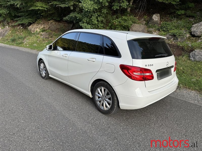 2013' Mercedes-Benz B 200 photo #3