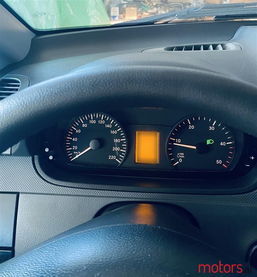 2011' Mercedes-Benz V 220 photo #6