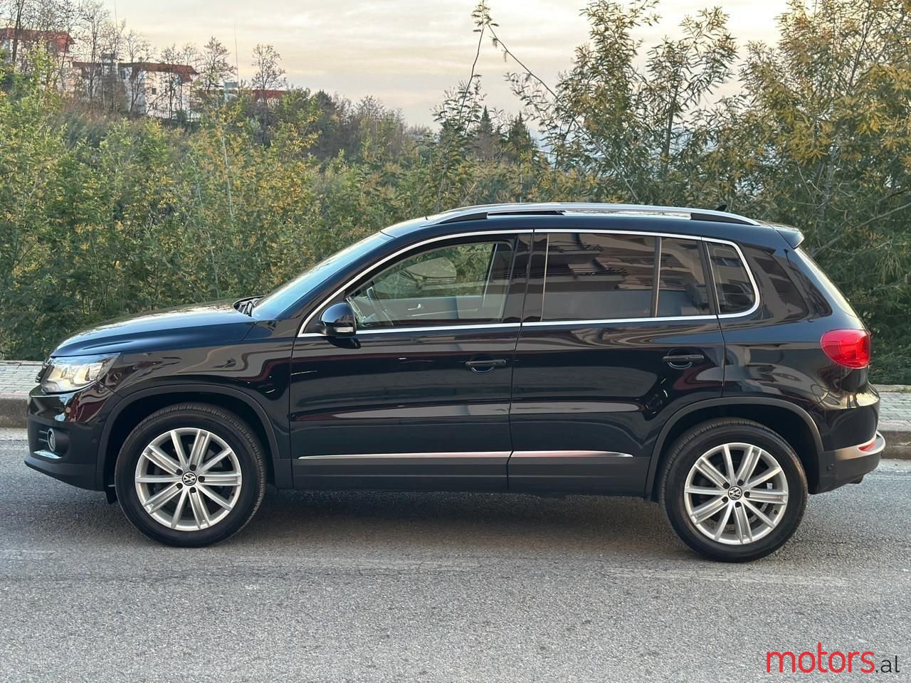 2015' Volkswagen Tiguan photo #3
