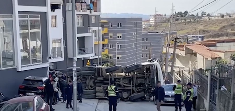 Aksidenti i frikshëm në Tiranë, kamioni përmbyset në rrugë, merr para disa automjete