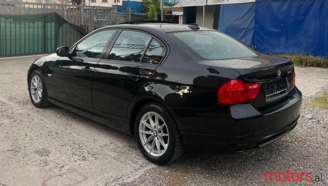 2011' BMW 318 photo #5