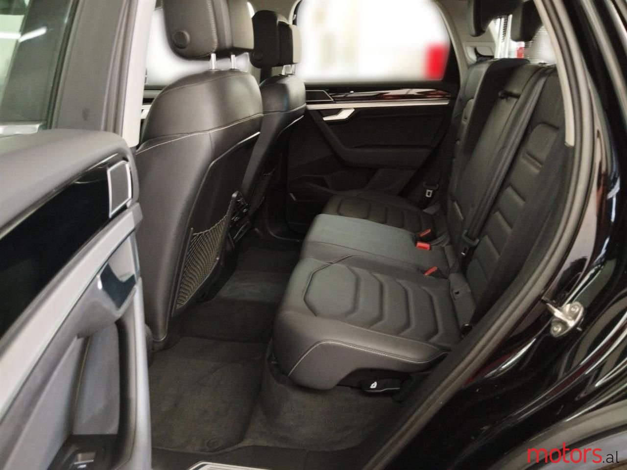 2019' Volkswagen Touareg photo #5