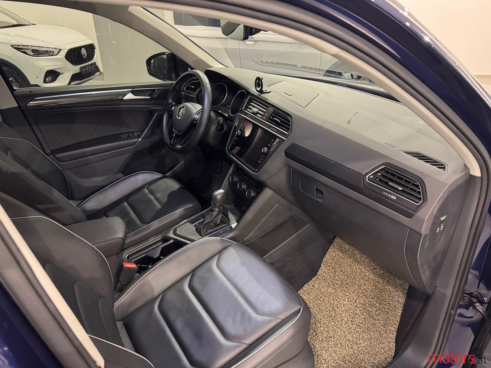 2018' Volkswagen Tiguan photo #4