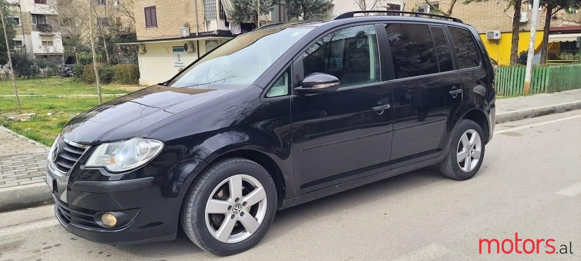 2010' Volkswagen Touran photo #1