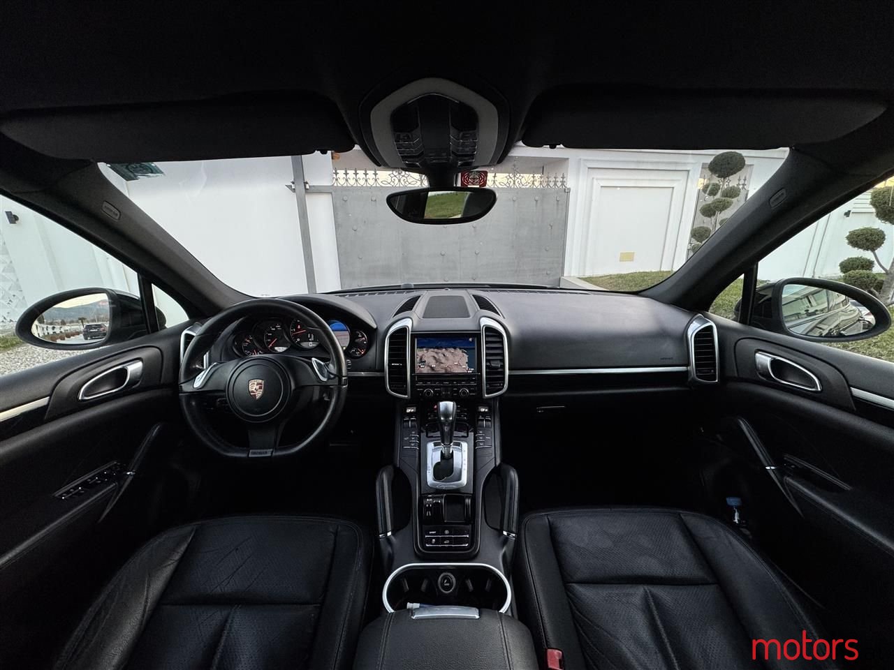 2011' Porsche Cayenne photo #2