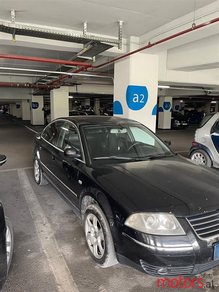 2002' Volkswagen Passat photo #1