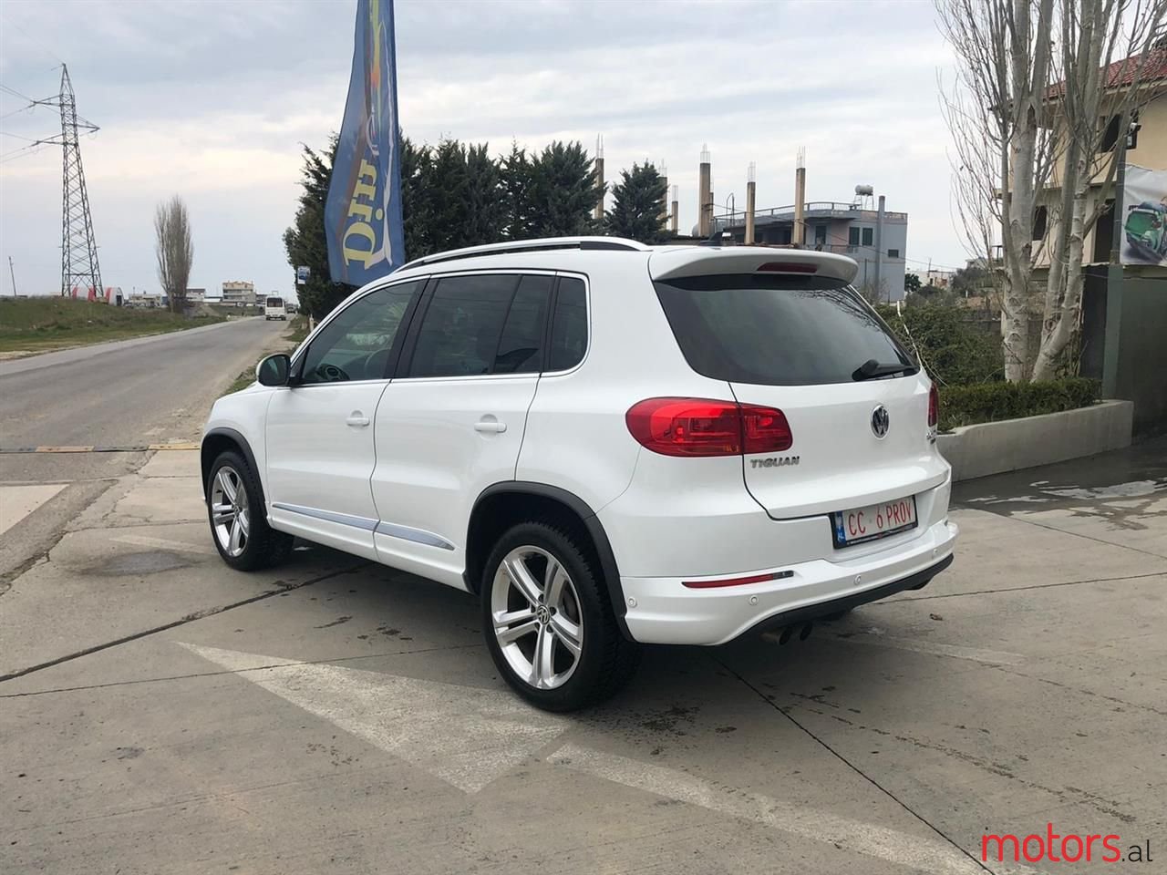 2015' Volkswagen Tiguan photo #2