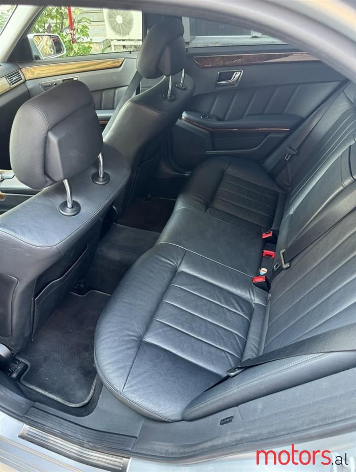 2011' Mercedes-Benz E 300 photo #5