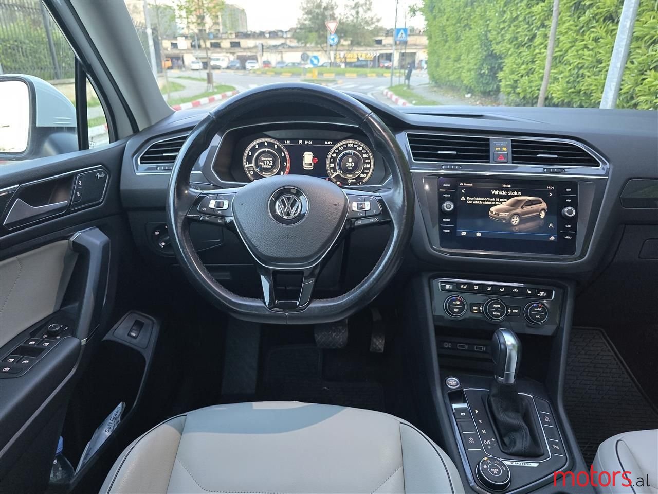 2018' Volkswagen Tiguan photo #2