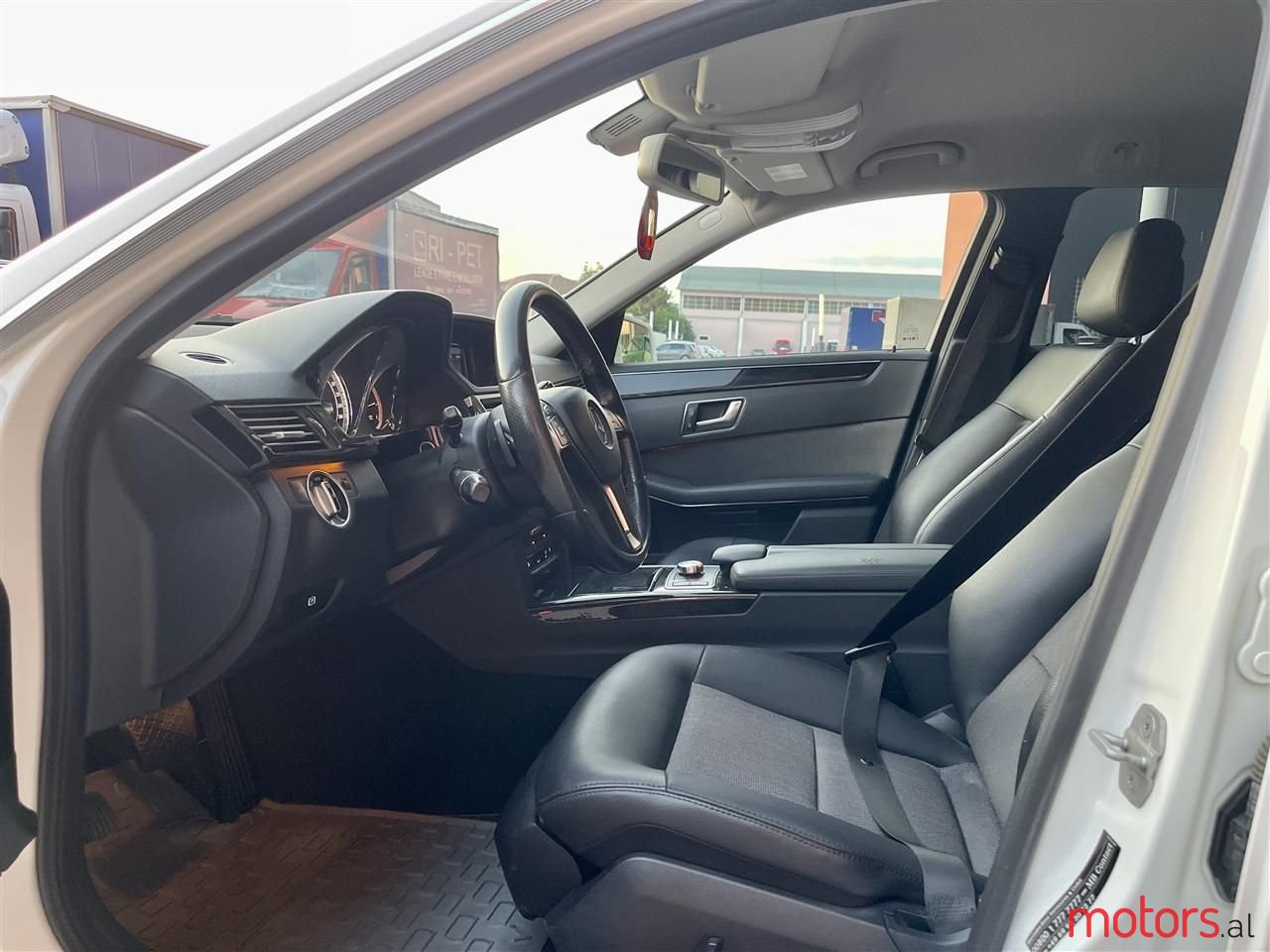 2013' Mercedes-Benz E 200 photo #6