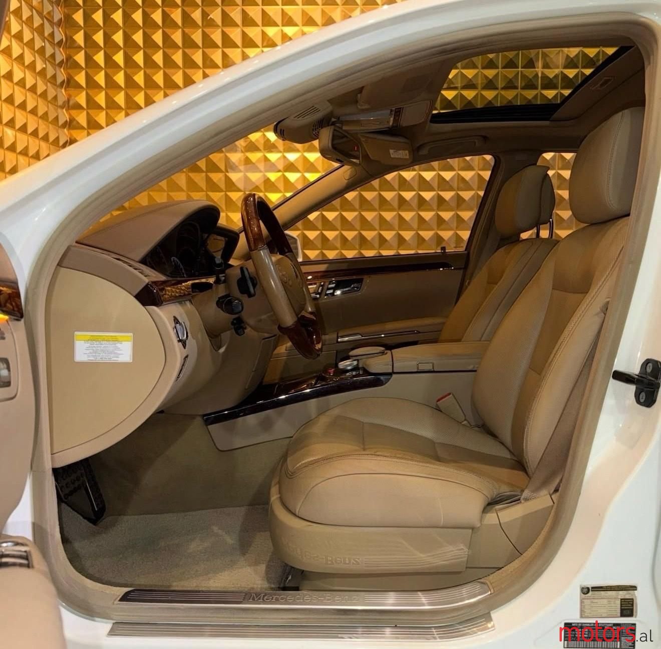 2011' Mercedes-Benz S 550 photo #5