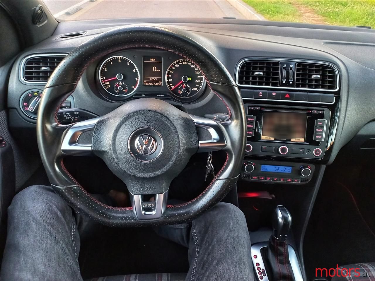 2011' Volkswagen Polo photo #3