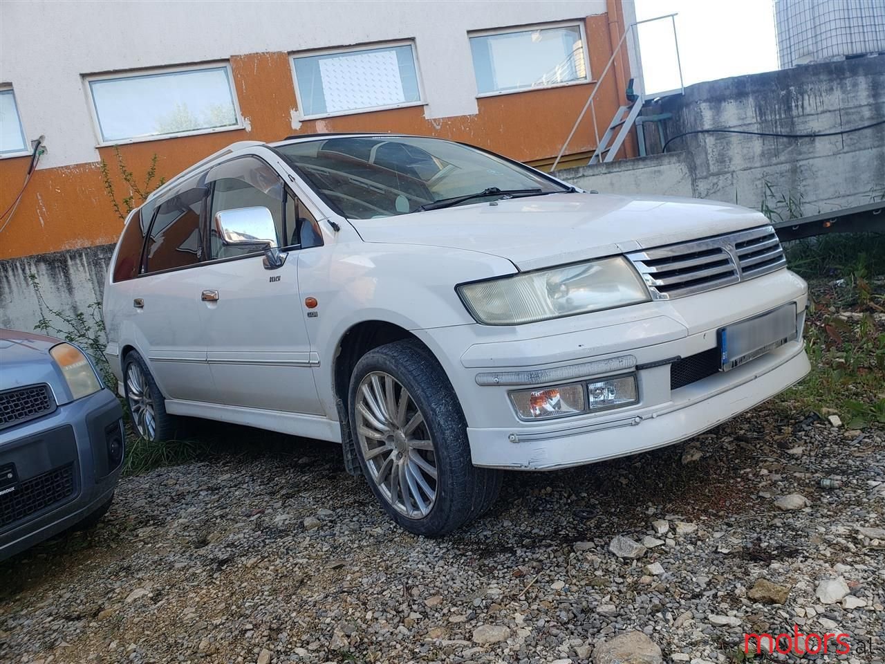 2004' Mitsubishi Grandis photo #3