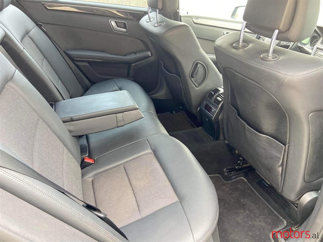 2010' Mercedes-Benz E 220 photo #3