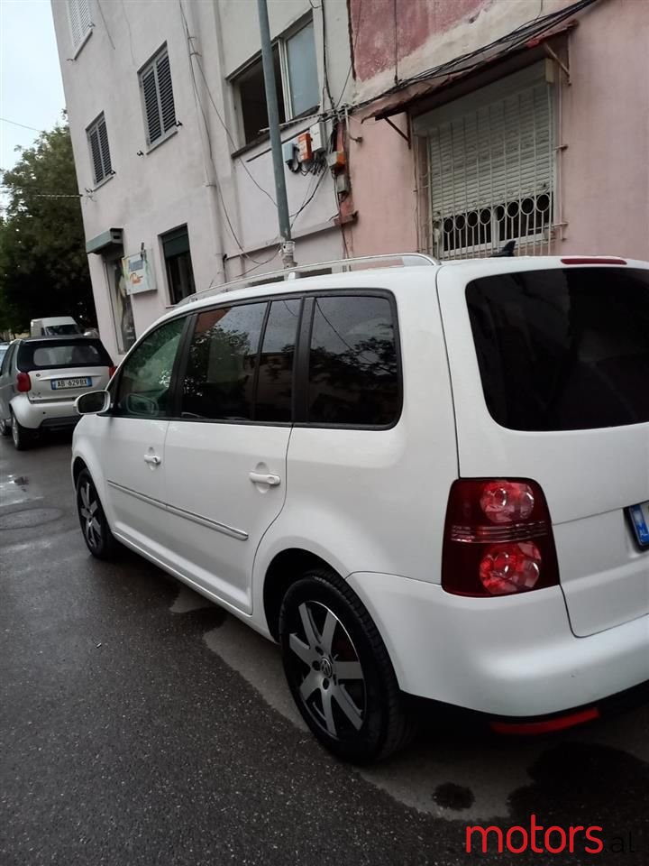 2008' Volkswagen Touran photo #5