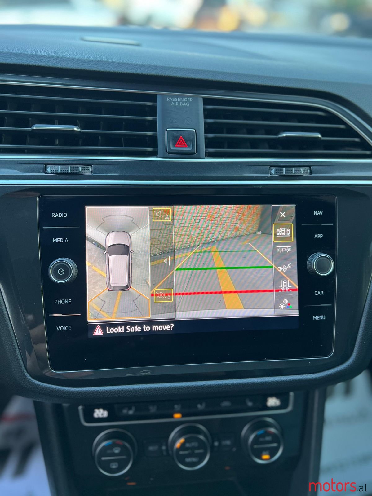 2018' Volkswagen Tiguan photo #3