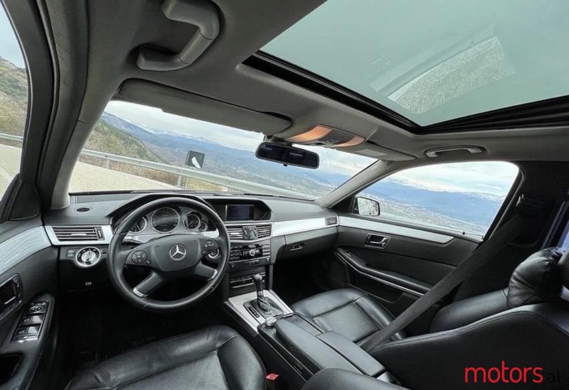 2011' Mercedes-Benz E 220 photo #2