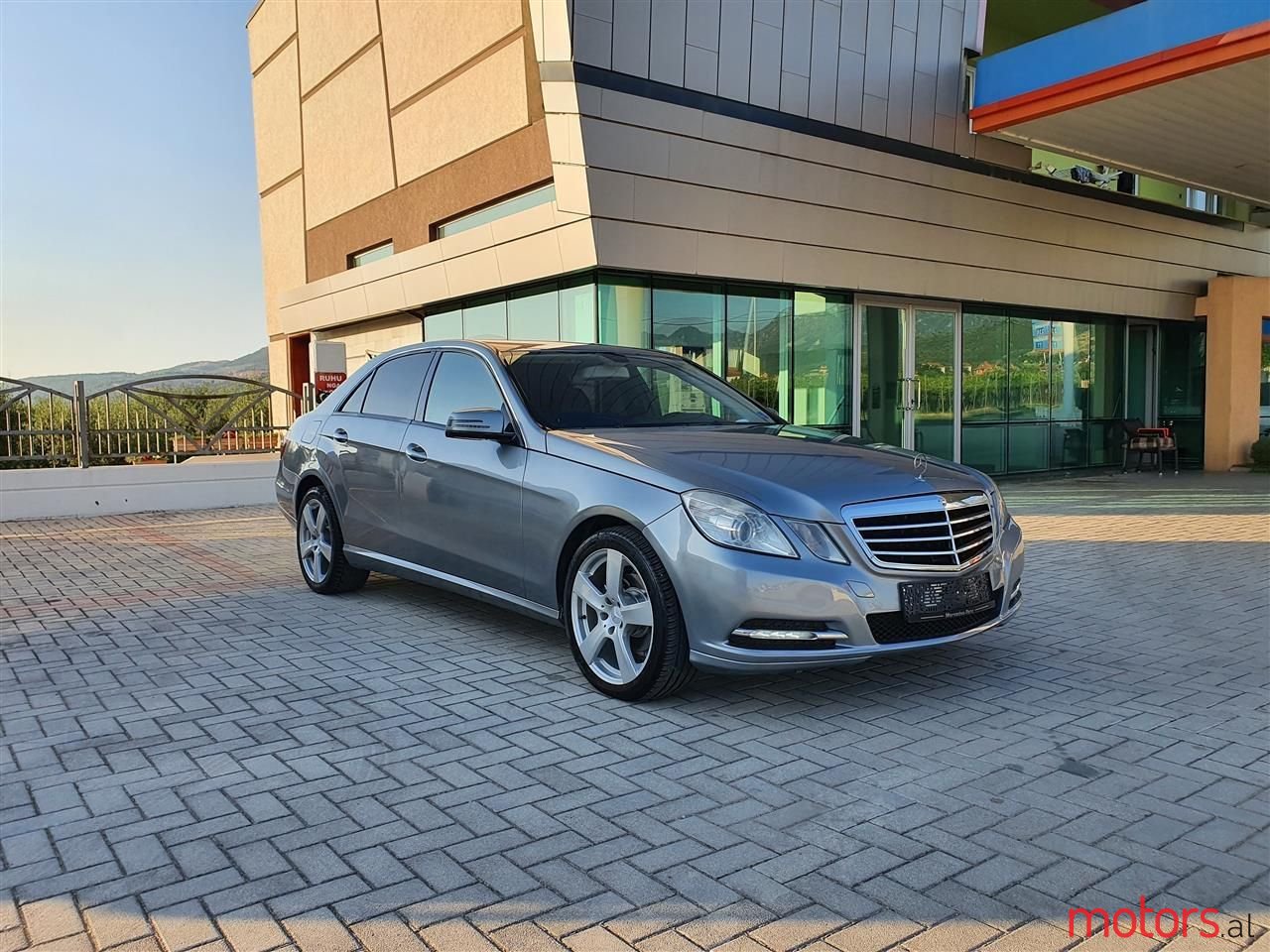 2011' Mercedes-Benz E 220 photo #3