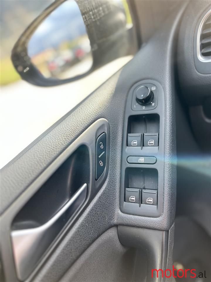 2010' Volkswagen Golf photo #2