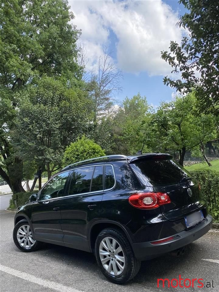 2011' Volkswagen Tiguan photo #4