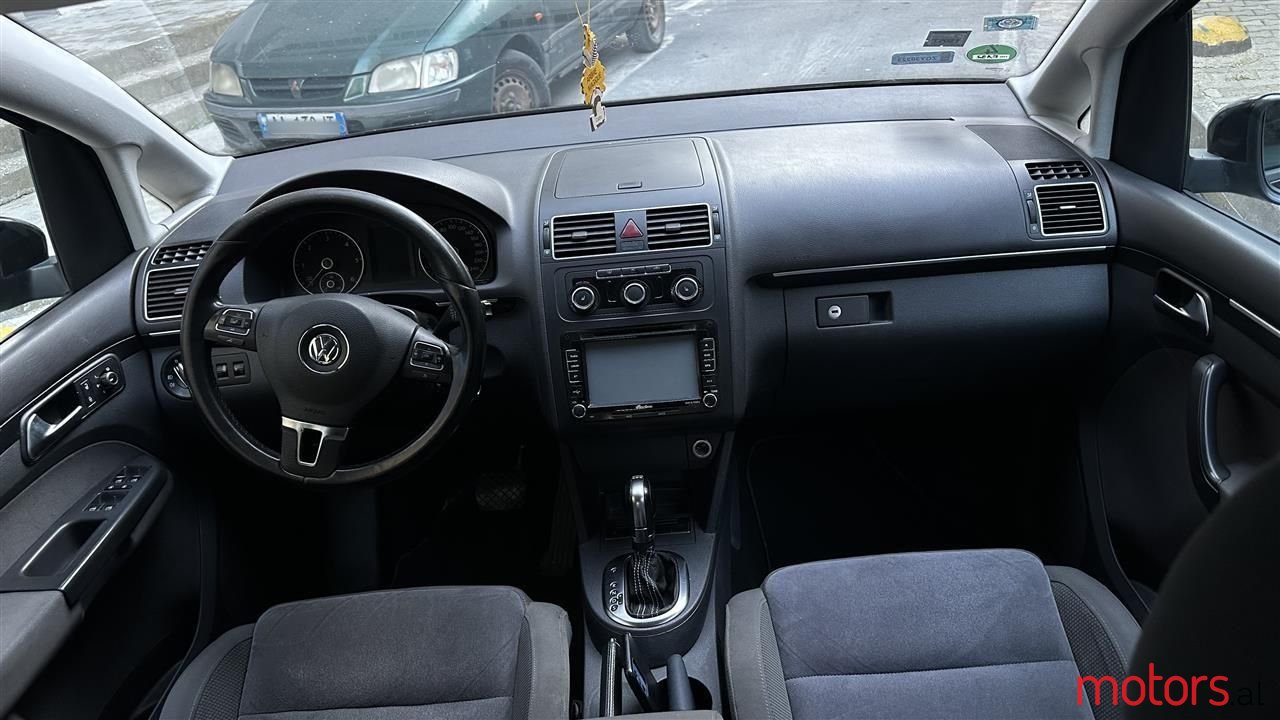 2011' Volkswagen Touran photo #4