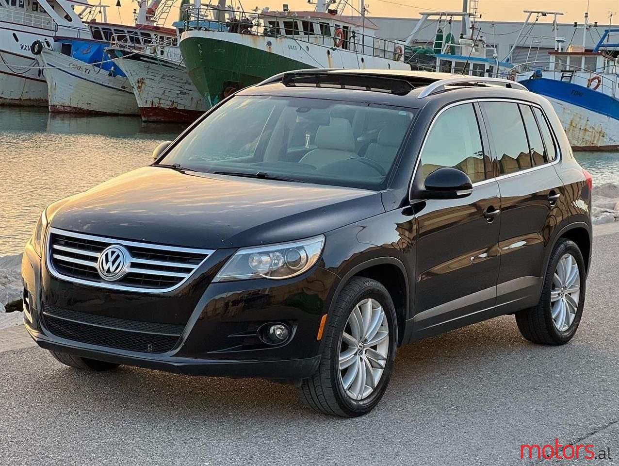 2011' Volkswagen Tiguan photo #5