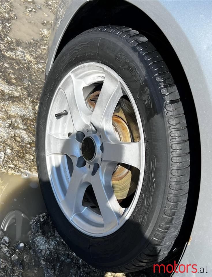 2006' Volkswagen Golf photo #2