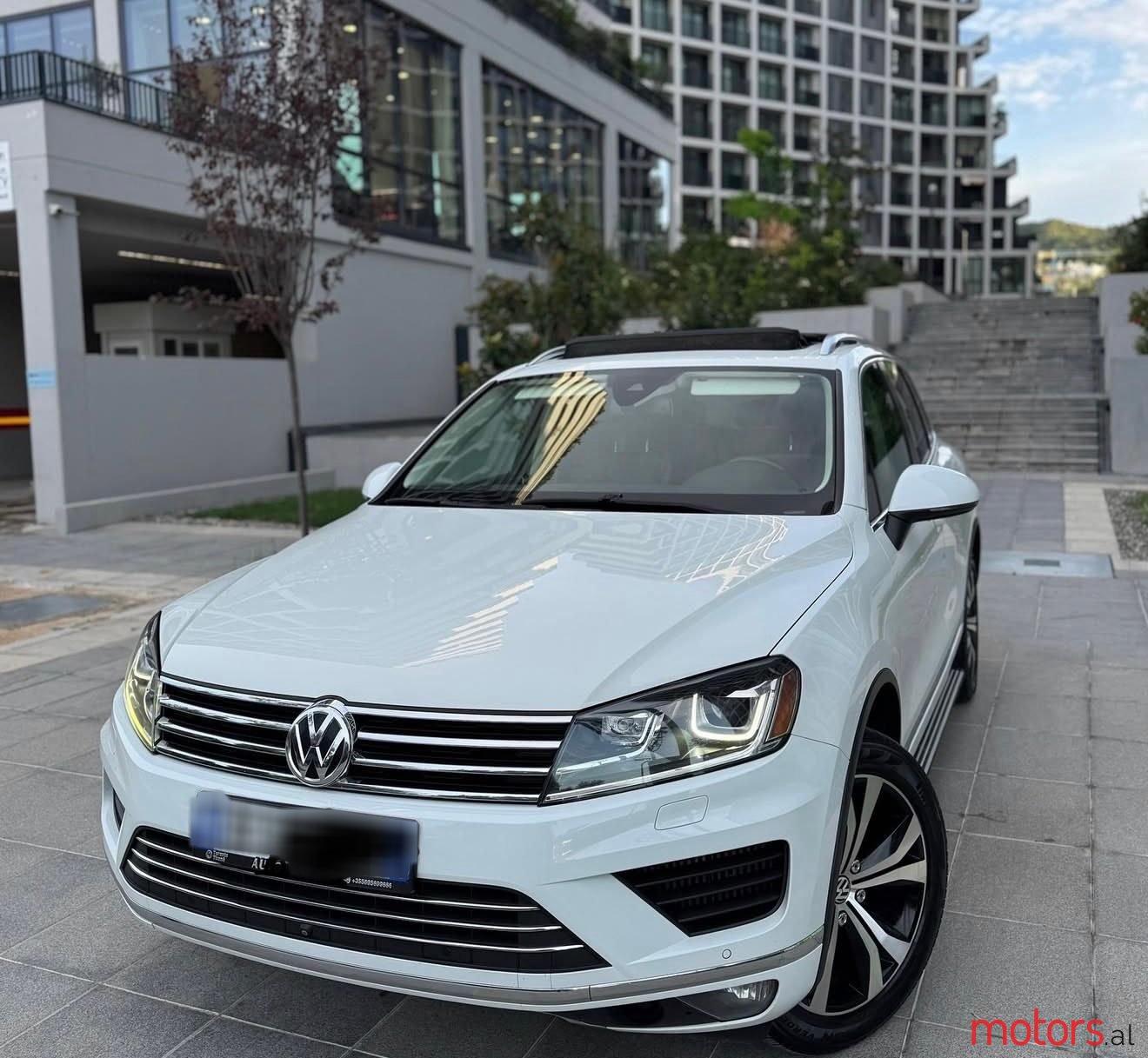 2016' Volkswagen Touareg photo #1
