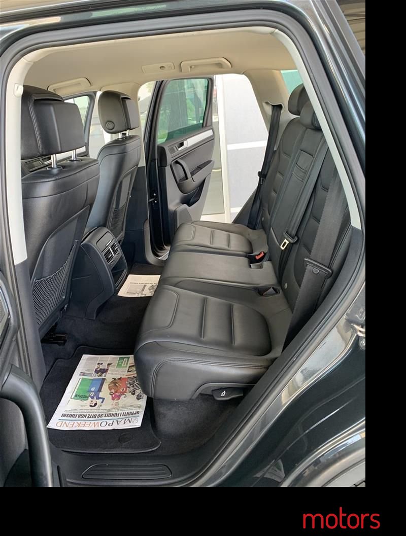 2012' Volkswagen Touareg photo #4