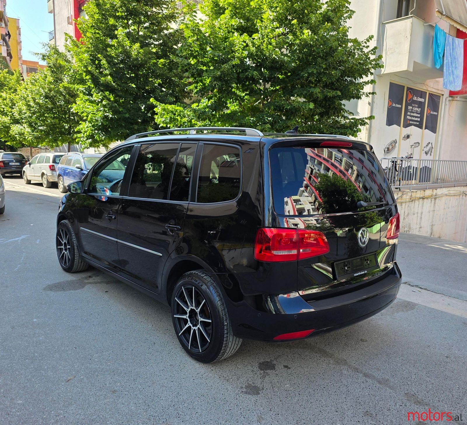 2011' Volkswagen Touran photo #5