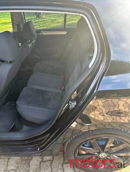 2009' Volkswagen Golf photo #5