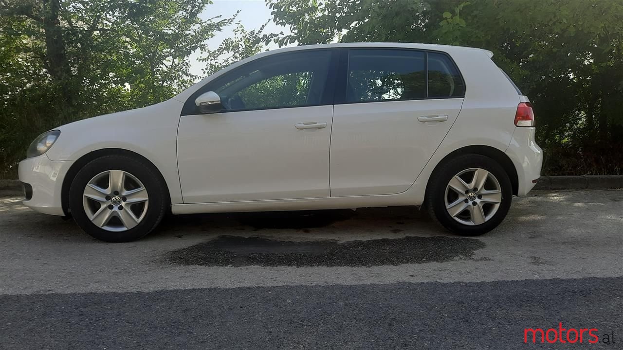 2009' Volkswagen Golf photo #3