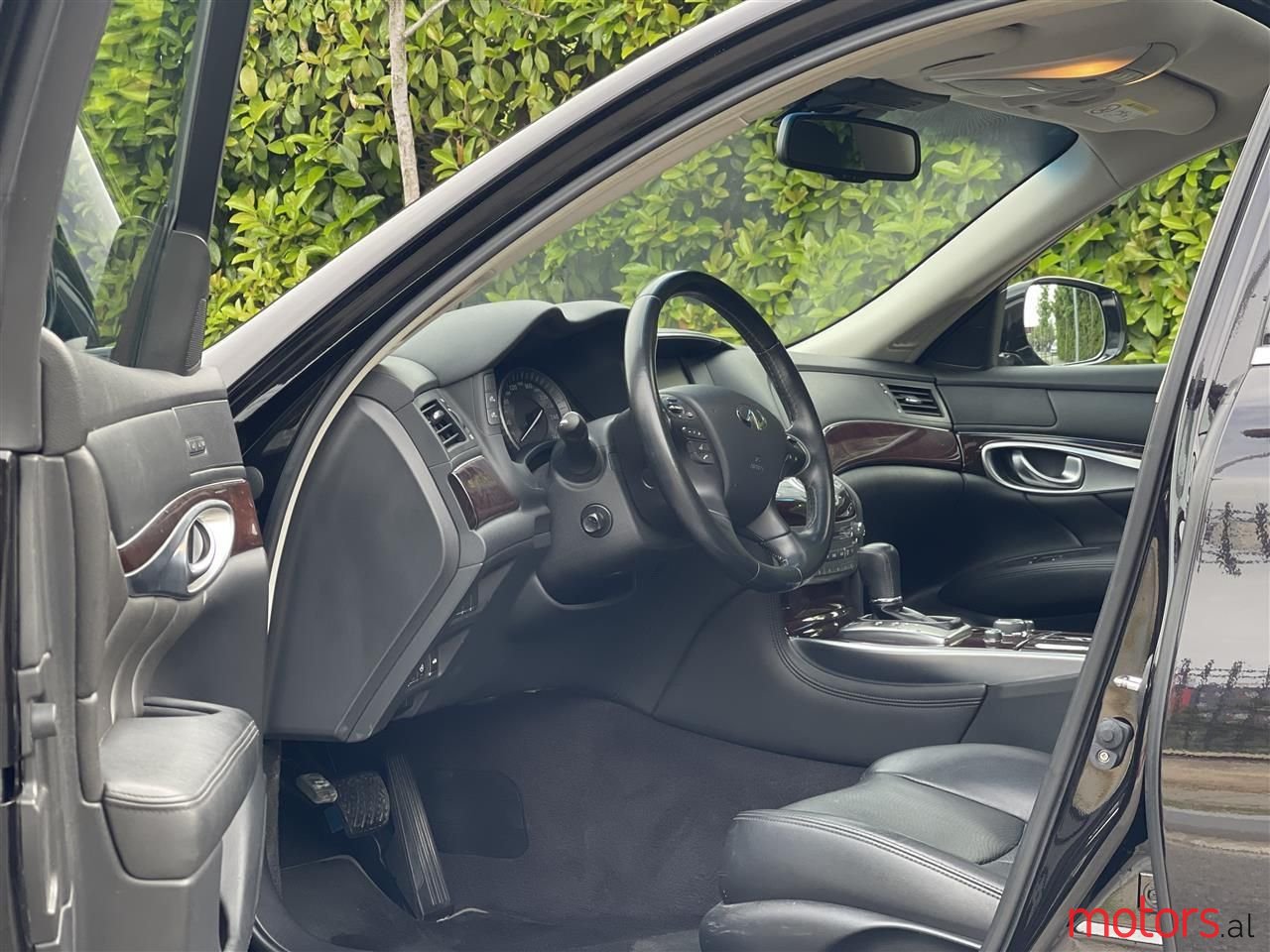 2017' Infiniti Q70 photo #3