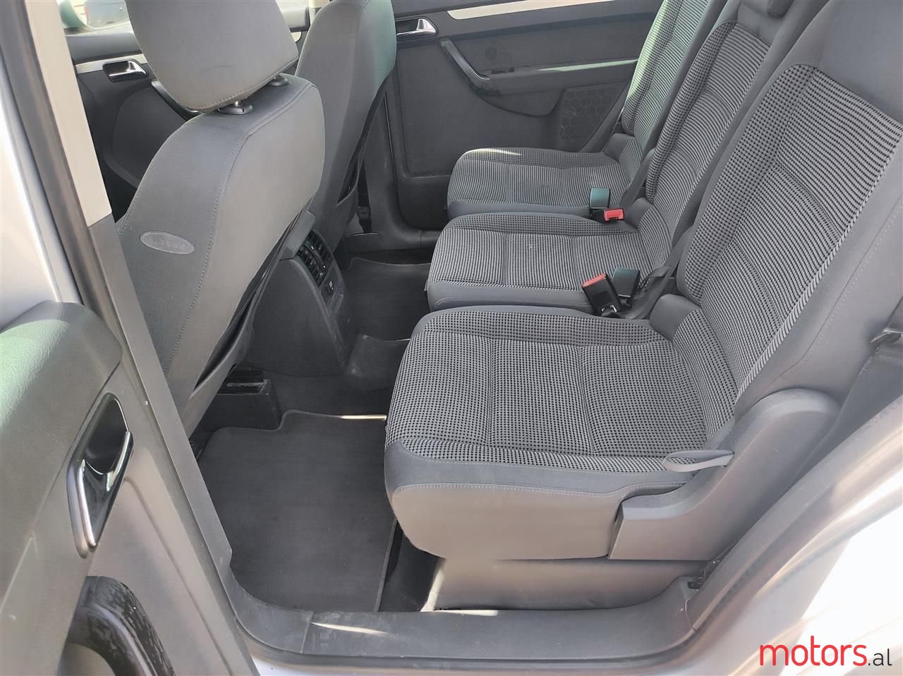 2004' Volkswagen Touran photo #1