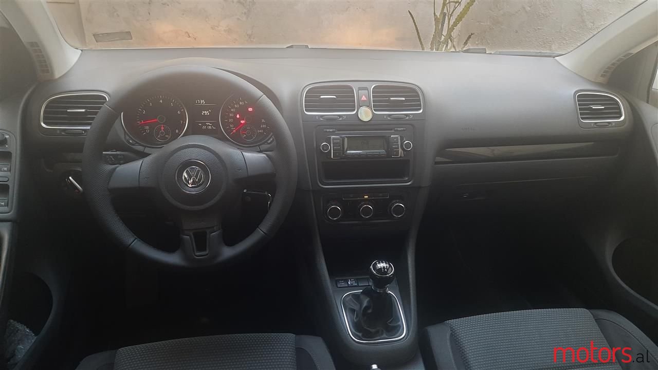 2009' Volkswagen Golf photo #4